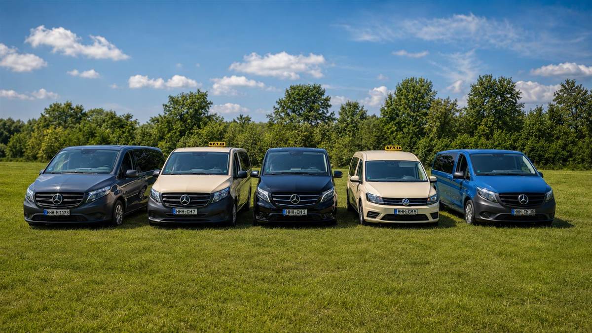 Der Fuhrpark von Fahrdienst Chris Mock: fünf Fahrzeuge nebeneinander